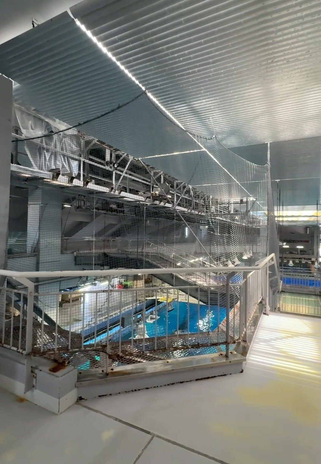 水槽上部の裏側の通路と設備