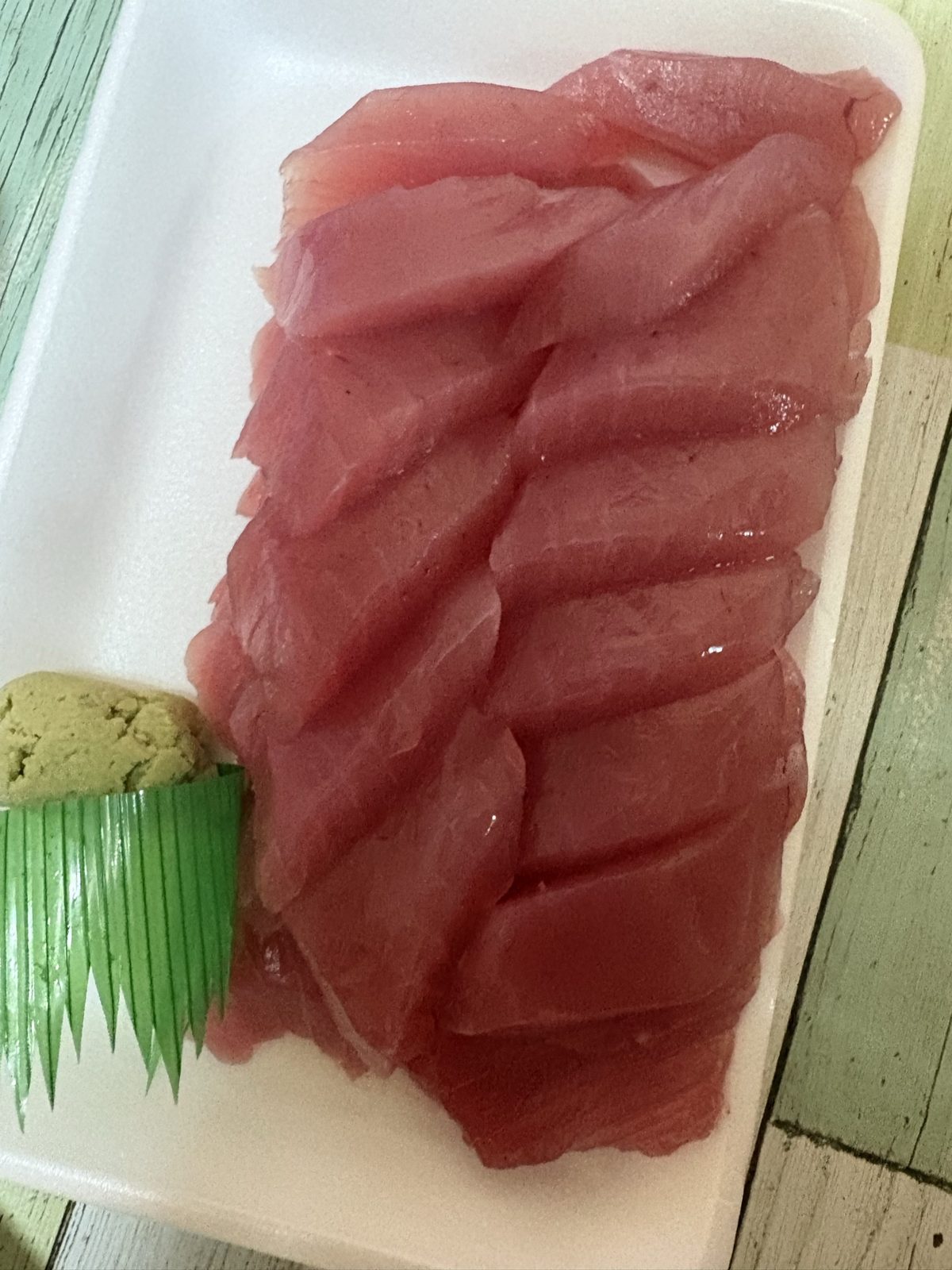 パック詰めで並ぶ刺身