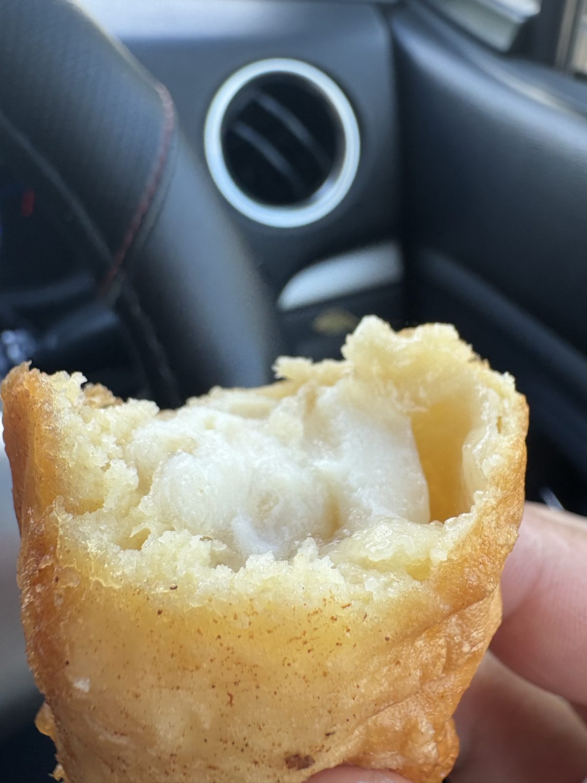 衣を割った天ぷらの断面。中は真っ白でふわふわ