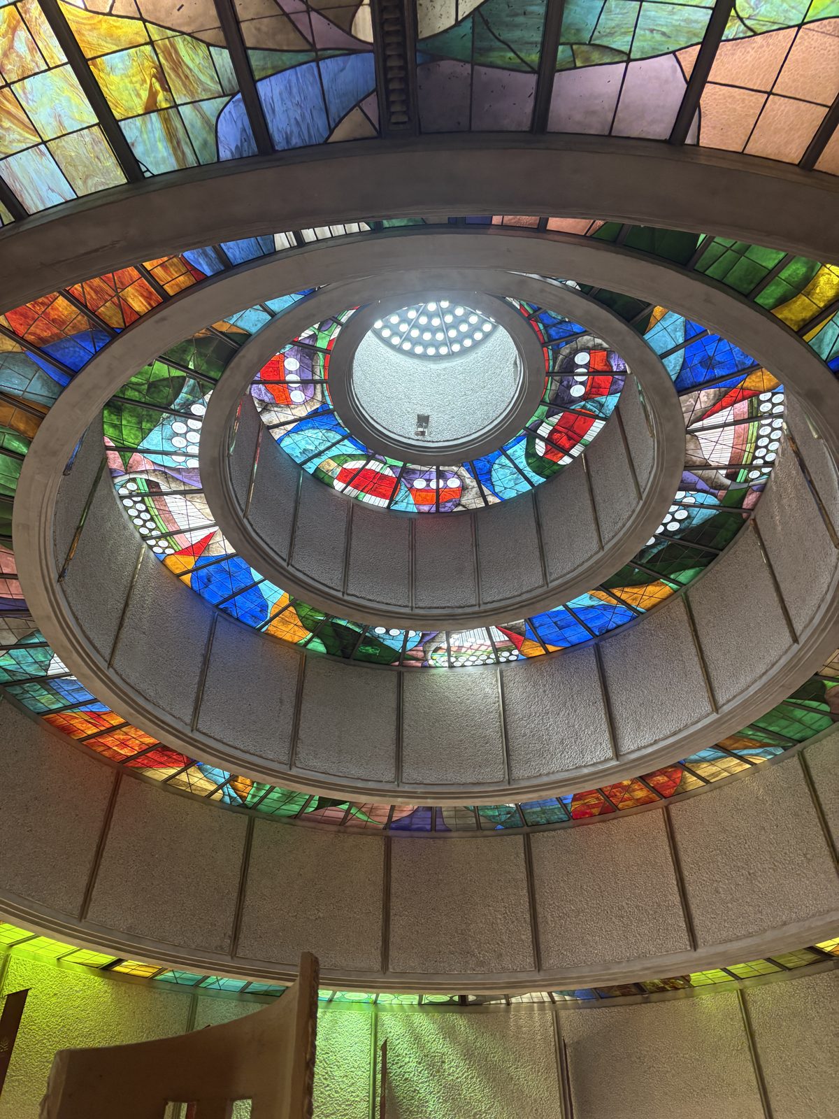 ステンドグラスが輝く建物の天井