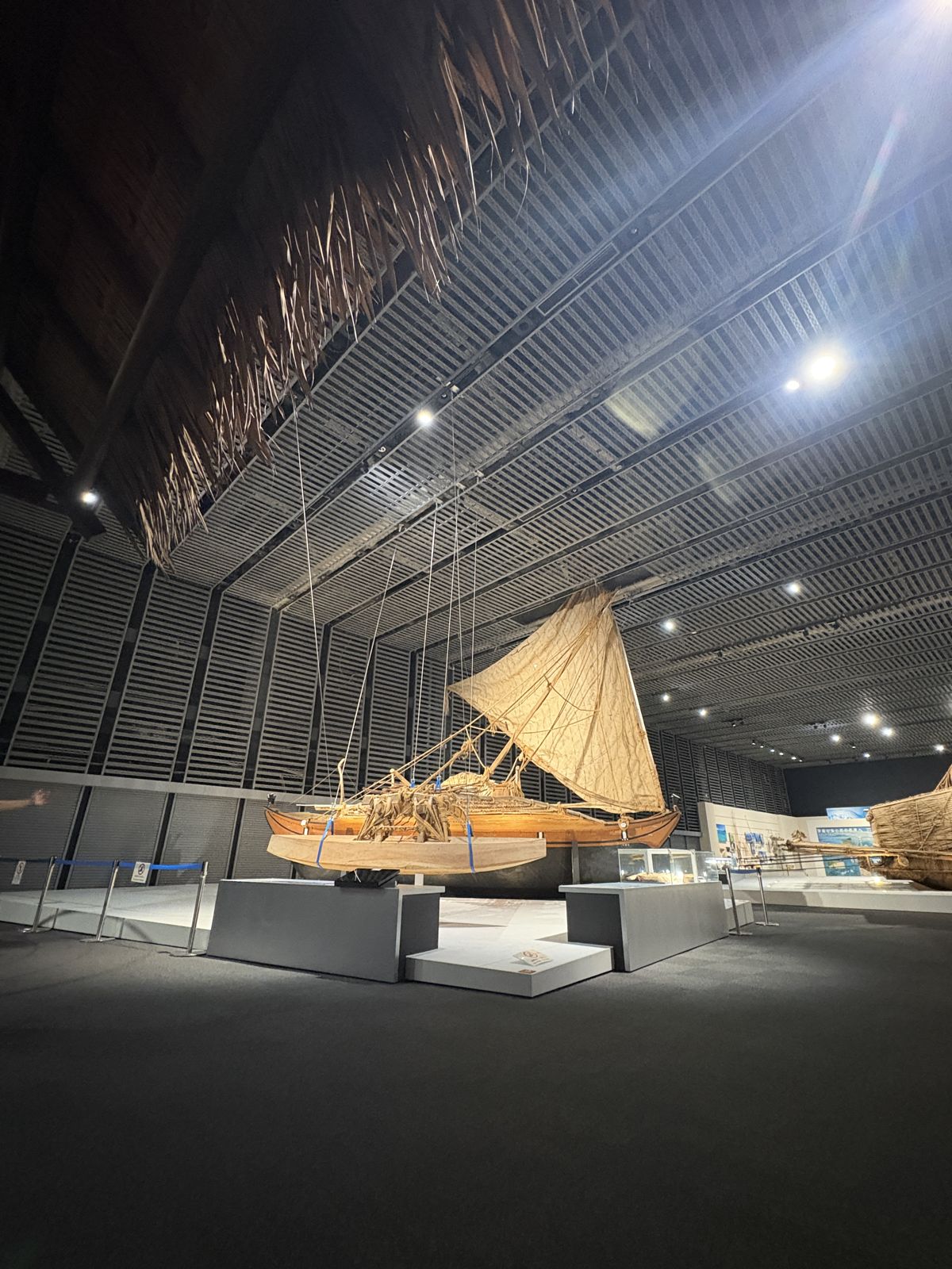 海洋文化館に展示された大型カヌー
