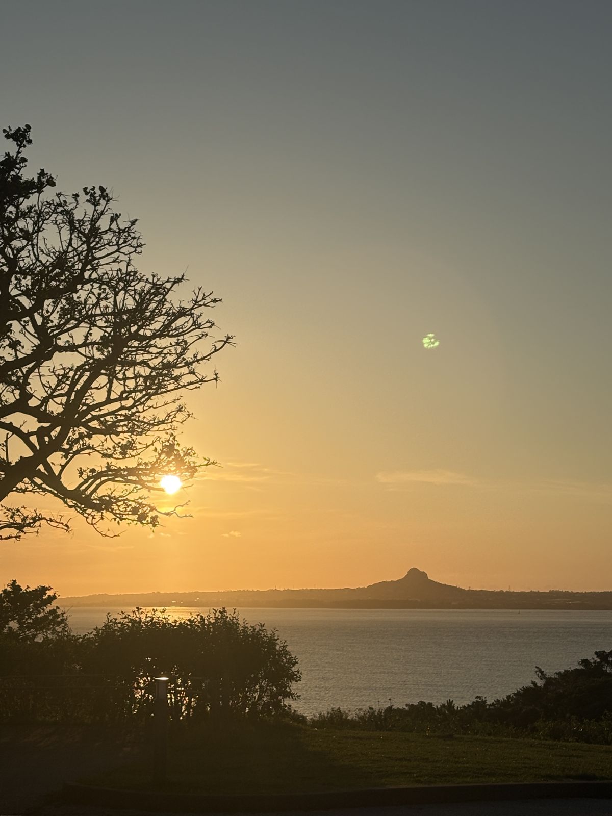 伊江島のシルエットに沈む夕日